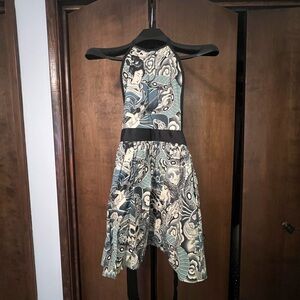 Artistic Apron ties at neck and waist.